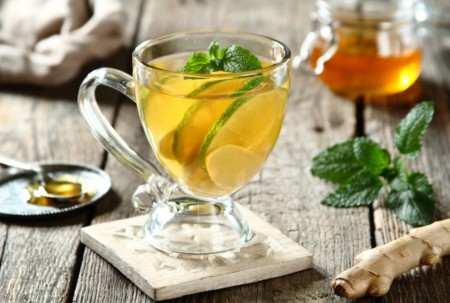 Thé vert au jus de citron, citron vert et gingembre