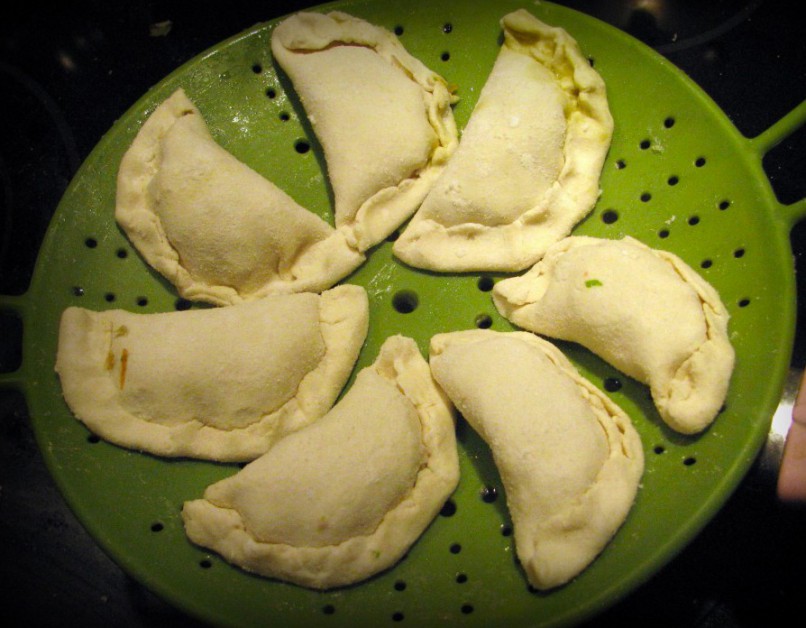 Réaliser des raviolis maison aux légumes avec sauce à l'arachide