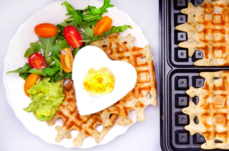 Petit déjeuner nutritif : gaufres sèches à l'œuf et au guacamole